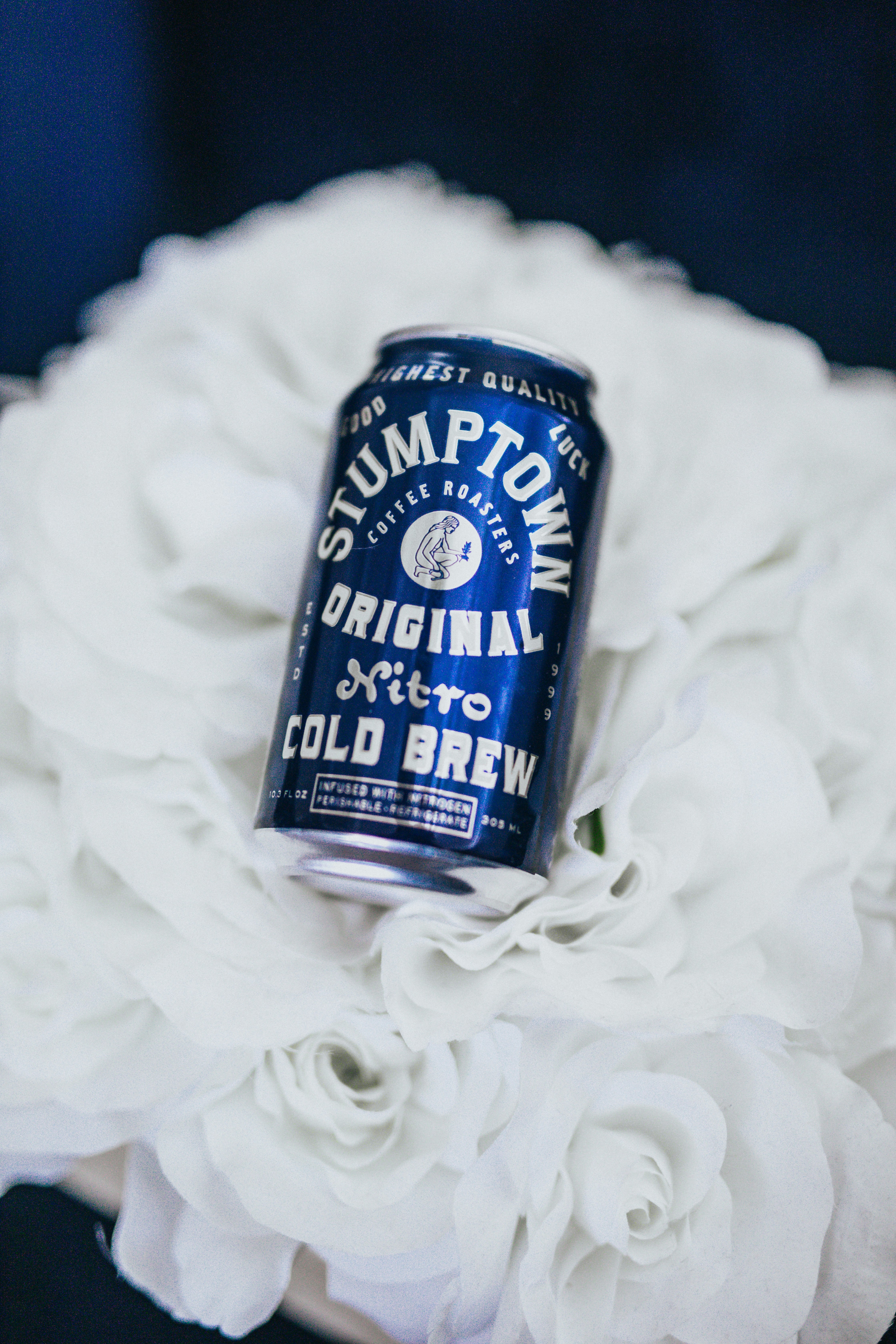 Blue and white bud light can photo – Free Tin Image on Unsplash