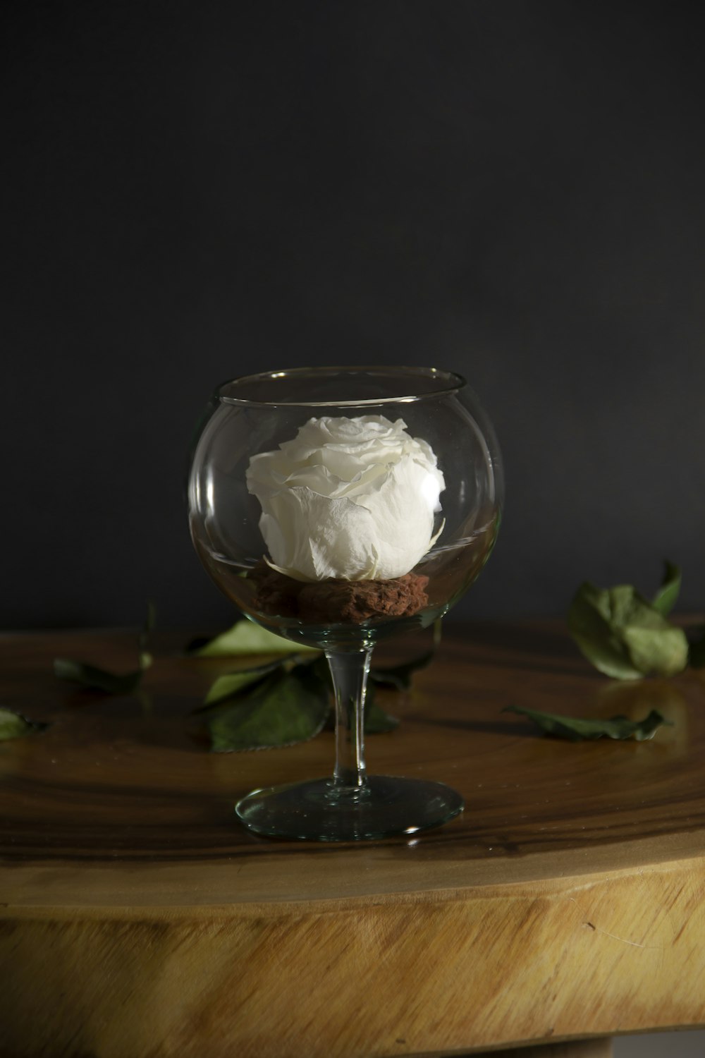 Verre transparent sur pied avec liquide blanc