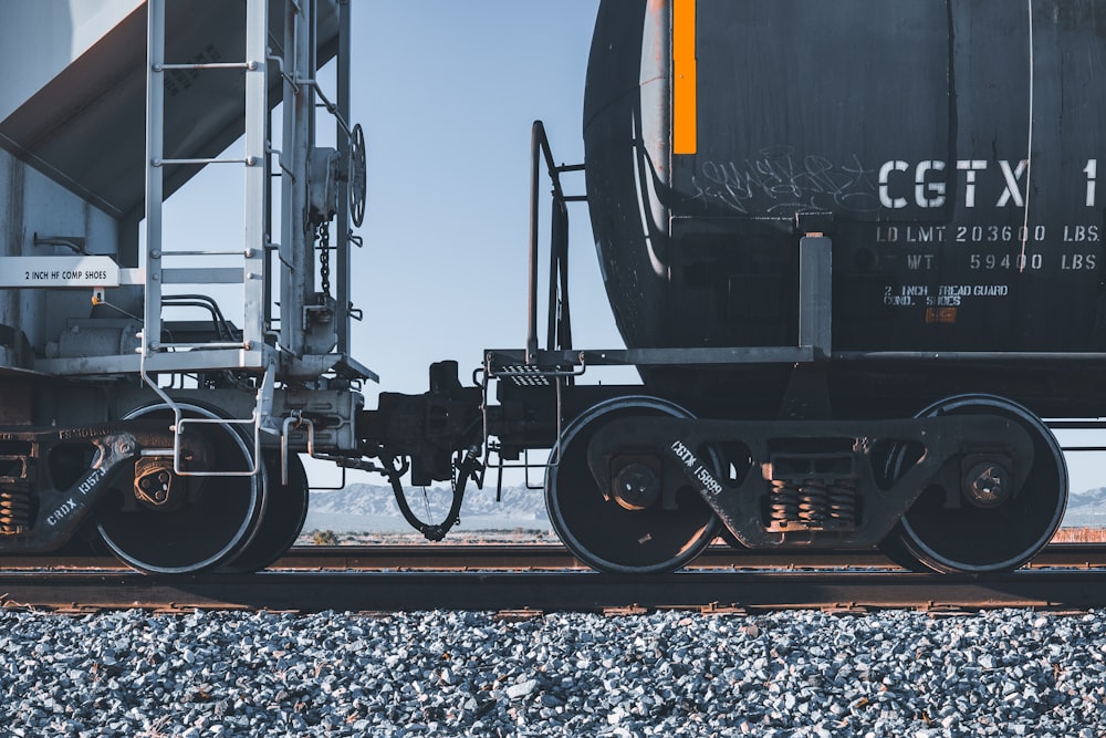 Tren negro y amarillo en las vías del tren