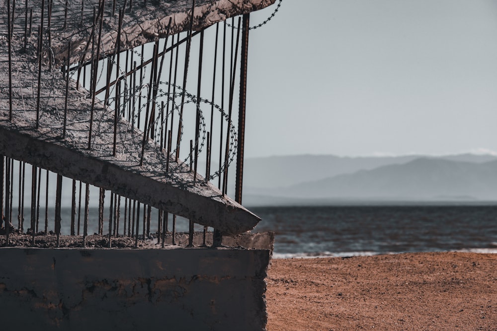 Puente de madera marrón sobre el mar durante el día