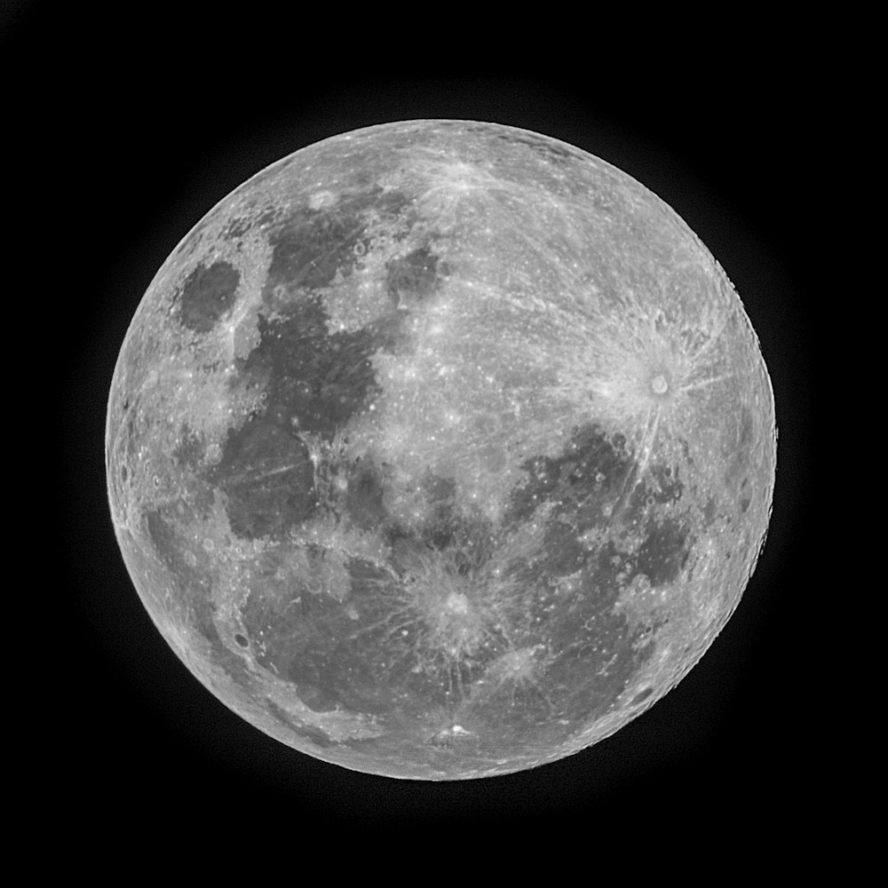 Photo en niveaux de gris de la pleine lune