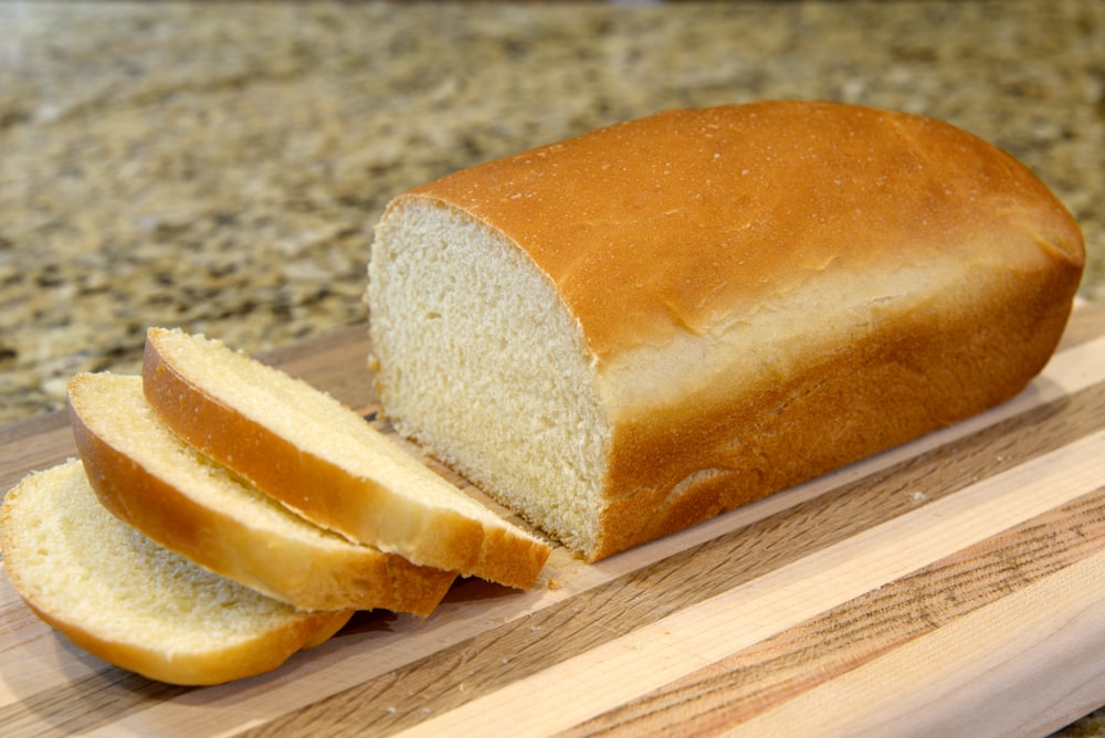 Brot auf braunem Holzschneidebrett