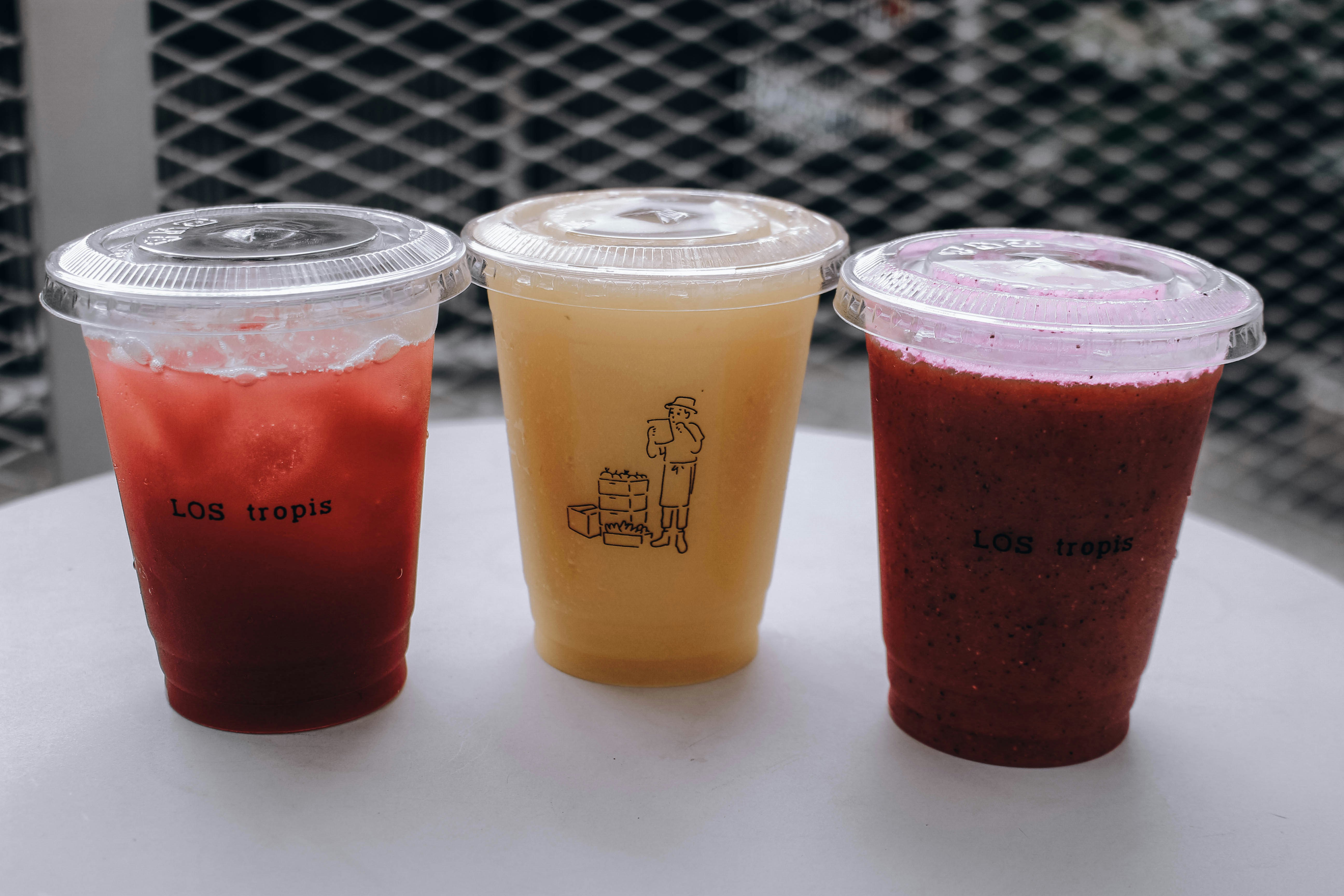 Berbagai minuman dingin berwarna-warni tersusun rapi dalam gelas bening