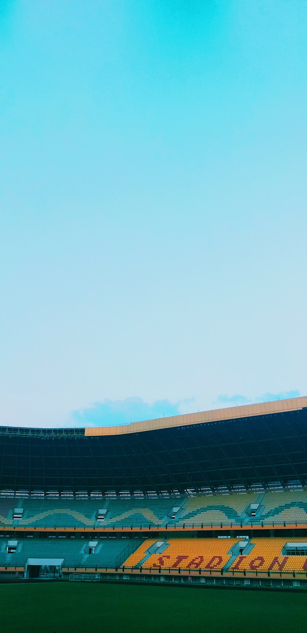 tetto blu e marrone sotto il cielo blu durante il giorno