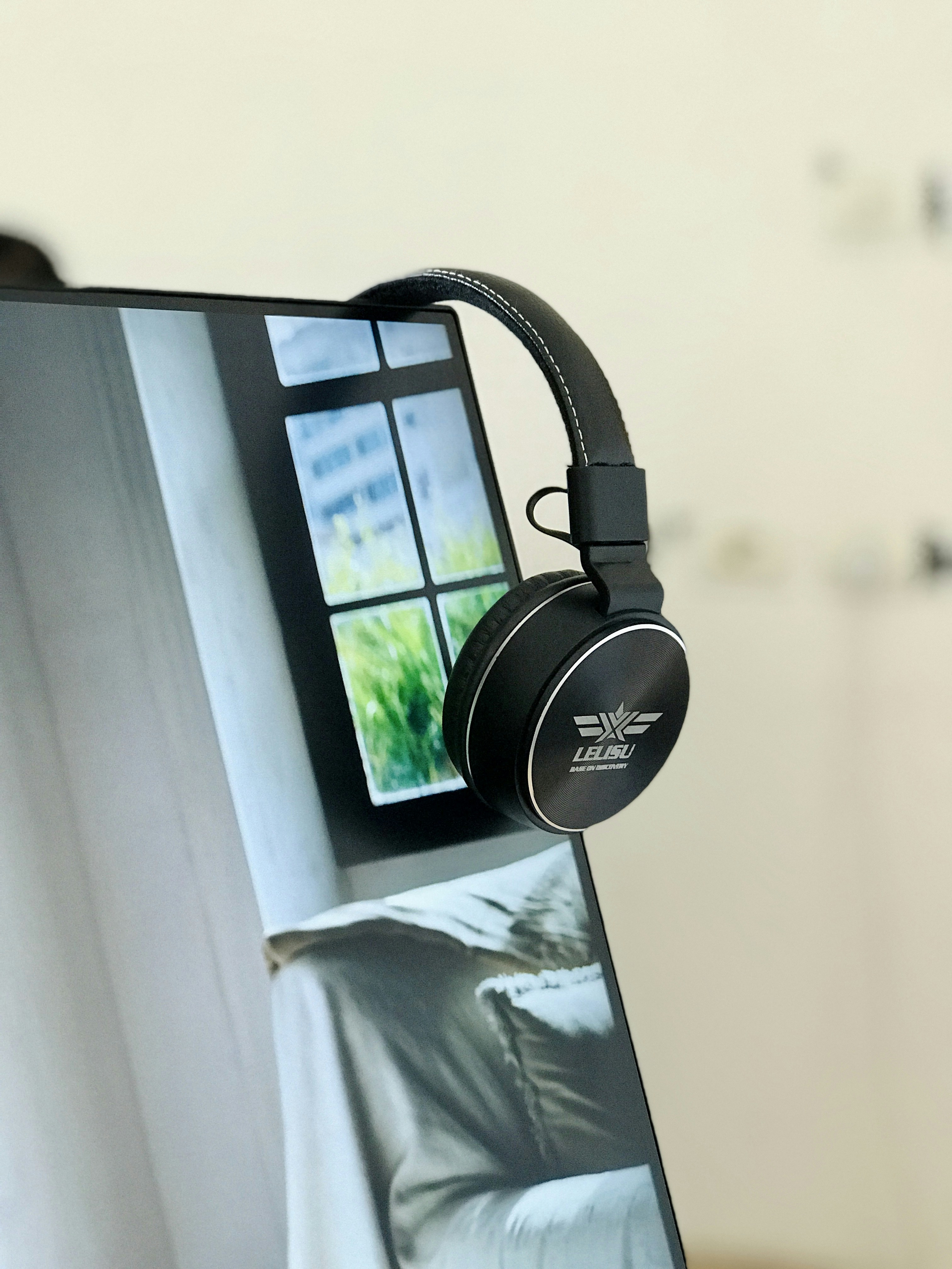 black and gray sony headphones