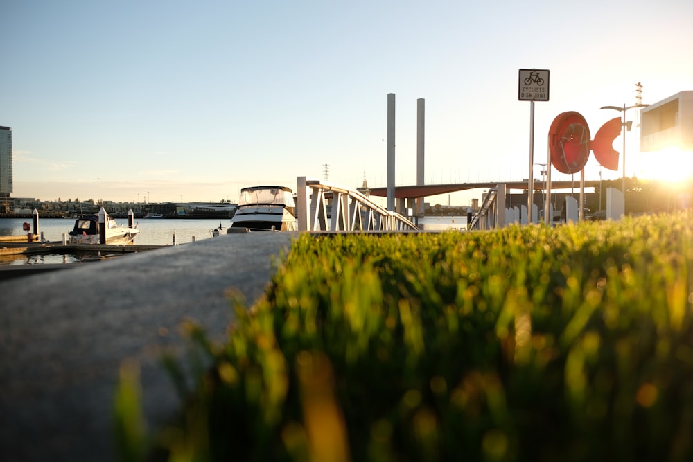 Braune Holzbrücke über den Fluss tagsüber