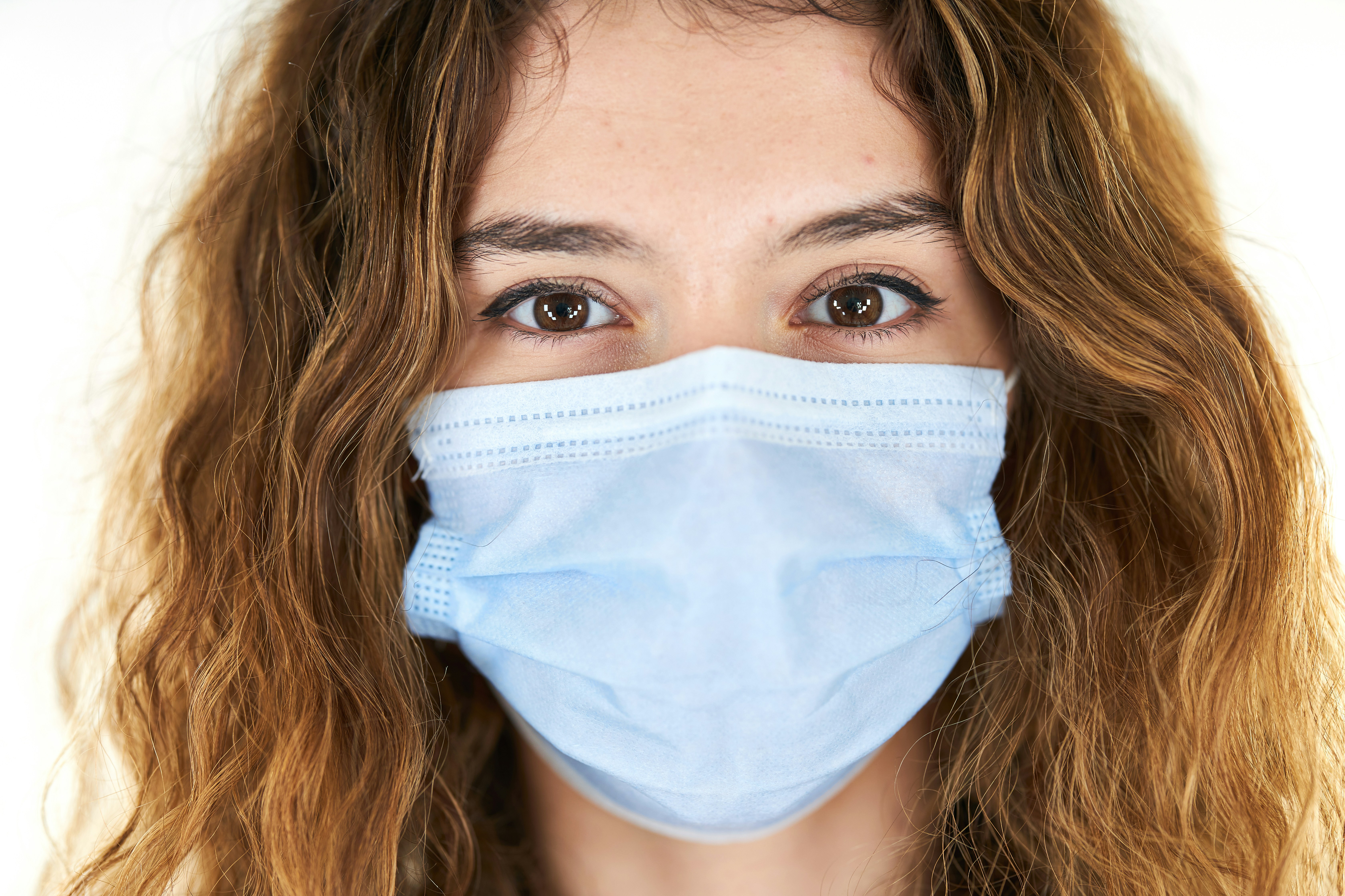 girl wearing a coronavirus mask