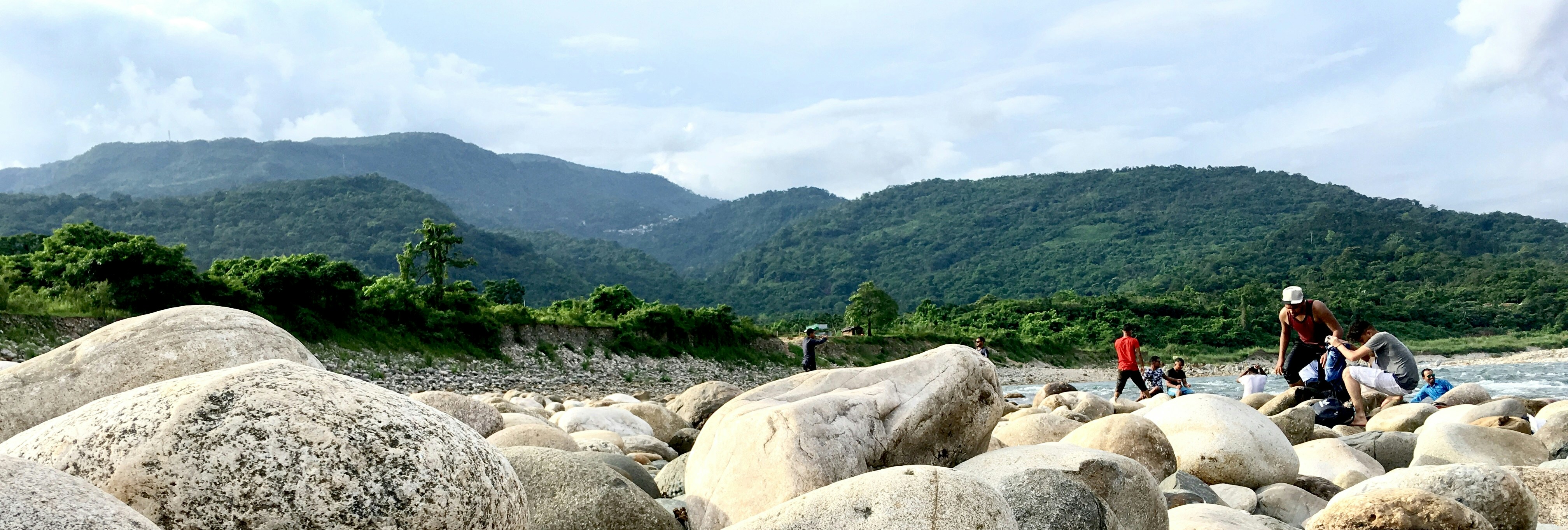 Orang yang berdiri di Rocky Mountain pada siang hari