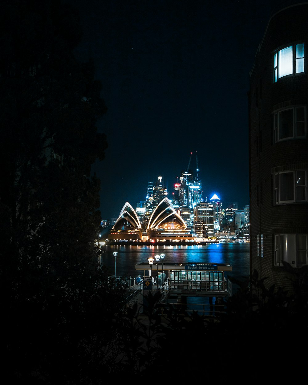 Skyline der Stadt bei Nacht