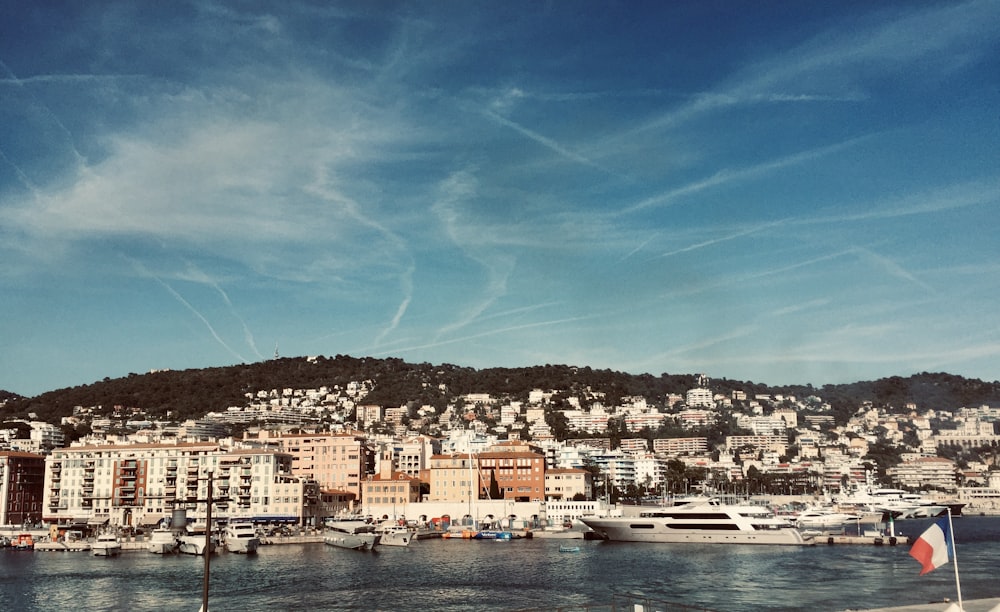 Bâtiments de la ville près d’un plan d’eau sous un ciel bleu pendant la journée