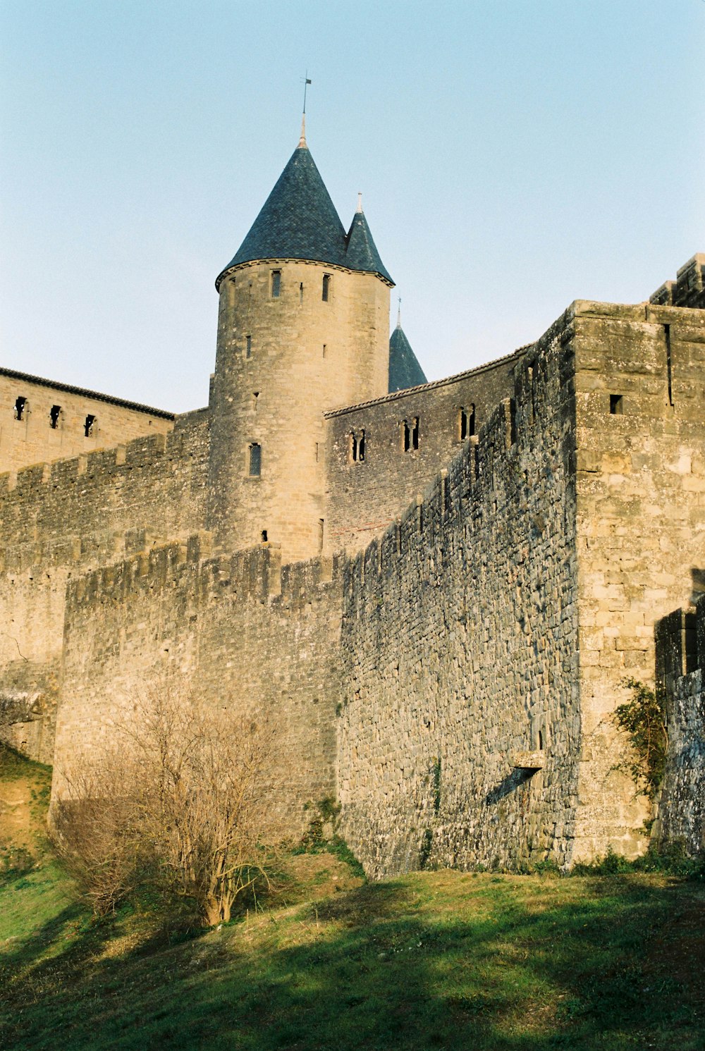 Castillo de hormigón gris durante el día