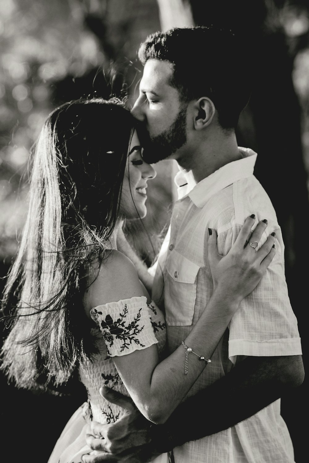 Mann und Frau küssen sich