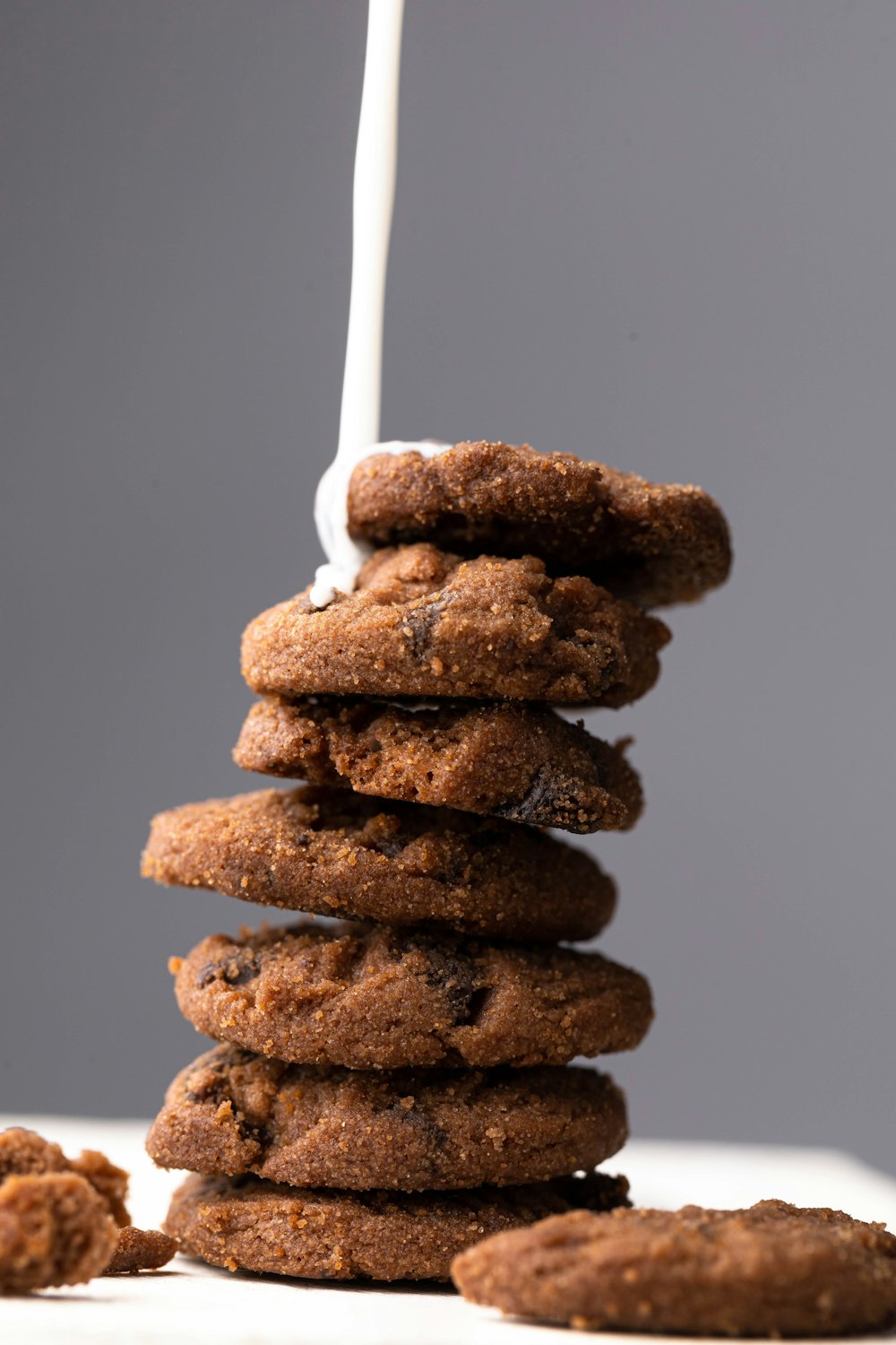 mucchio di biscotti con paglia bianca