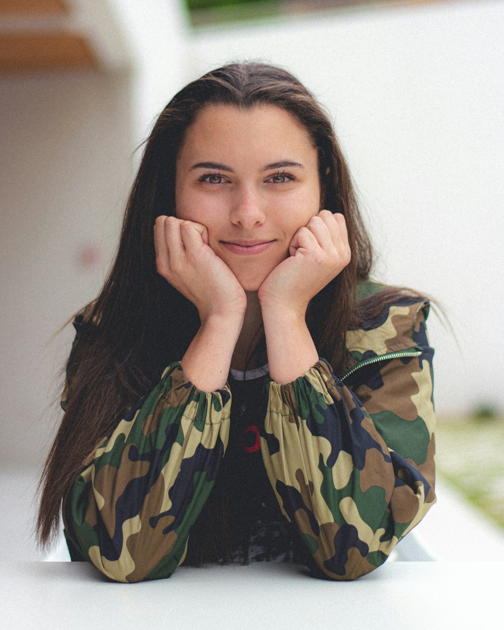 mulher na jaqueta de camuflagem verde e preta