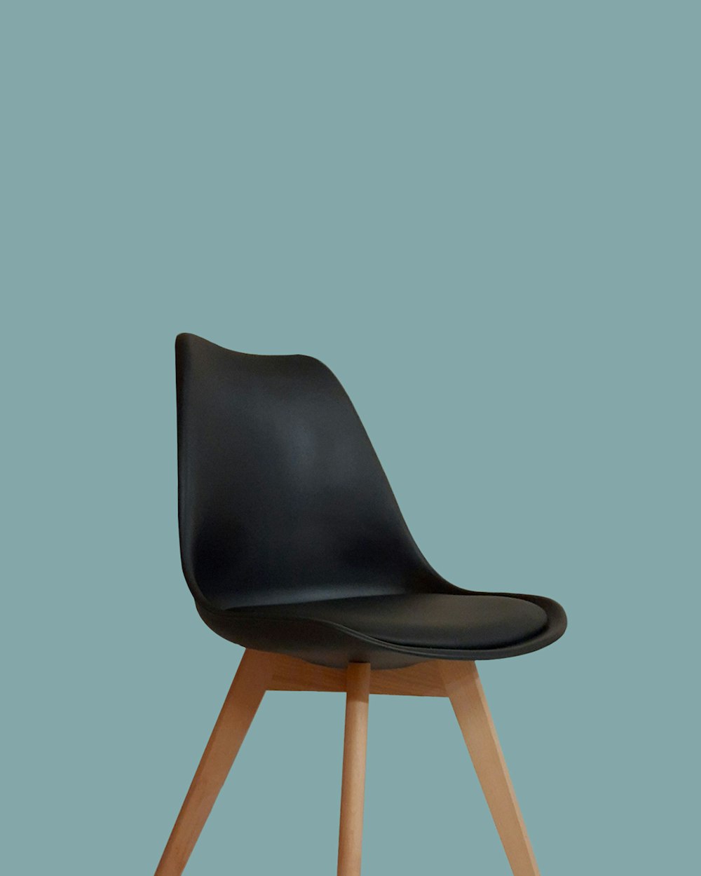 silla de madera negra y marron