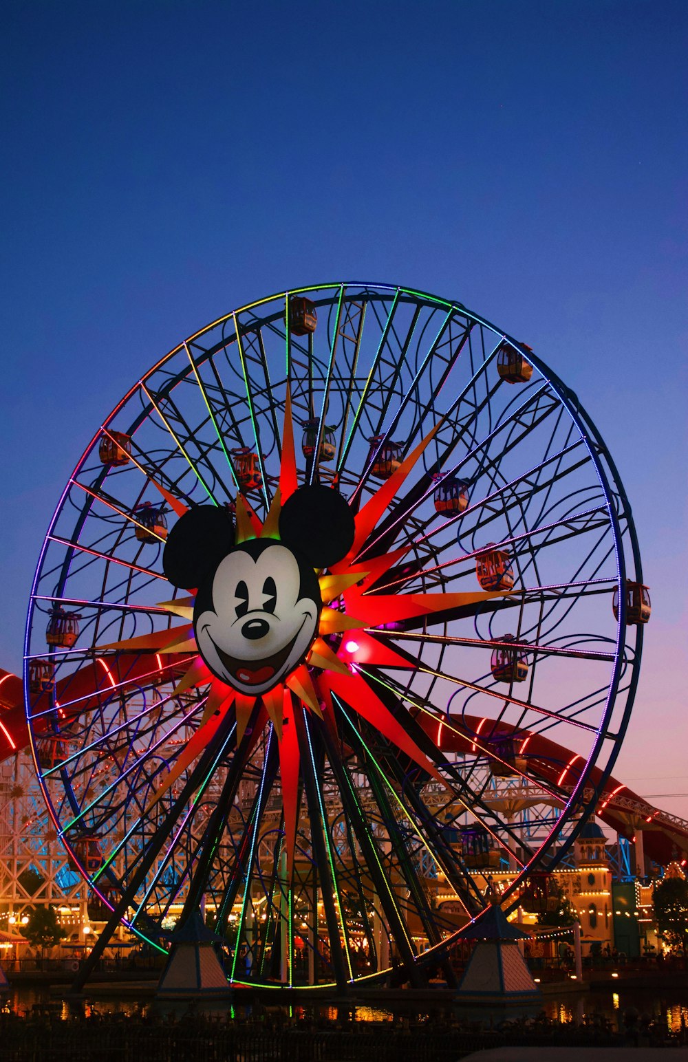 Weiß-rotes Riesenrad unter blauem Himmel tagsüber