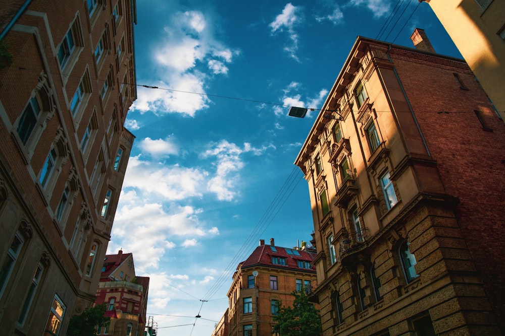 Edificio de hormigón marrón bajo el cielo azul durante el día