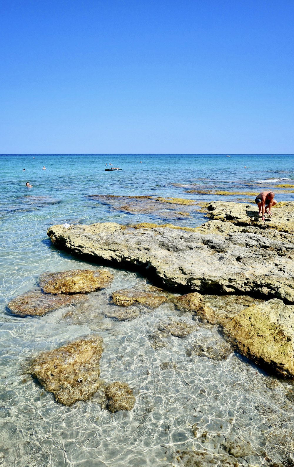 Gente en la playa durante el día