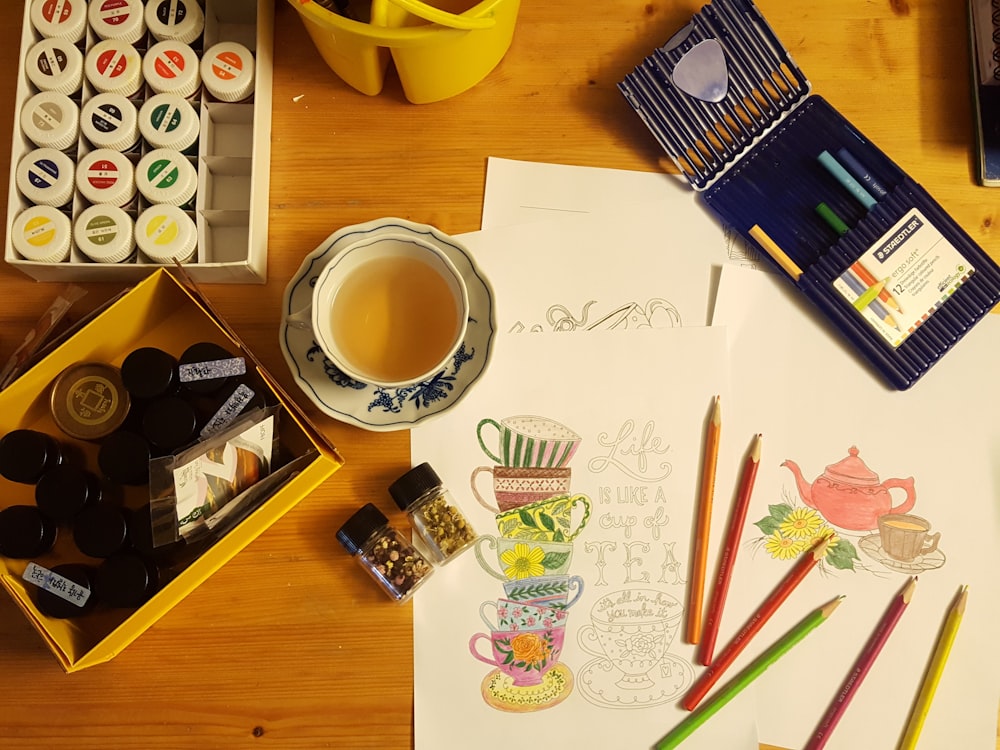 Tasse en céramique noire et blanche sur table en bois brun