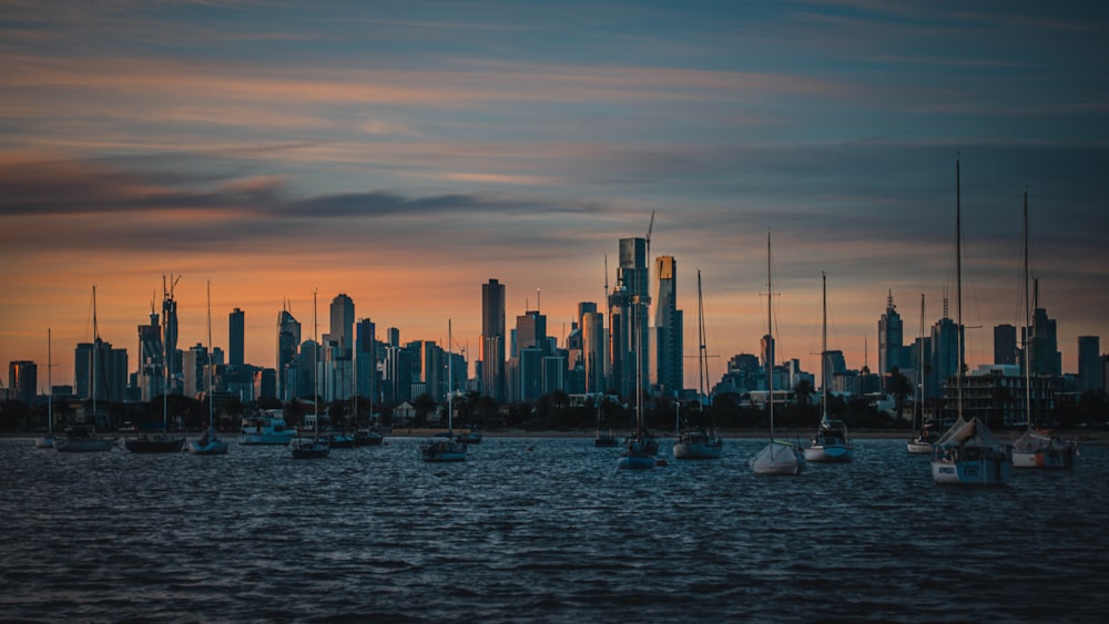 Skyline der Stadt tagsüber unter bewölktem Himmel