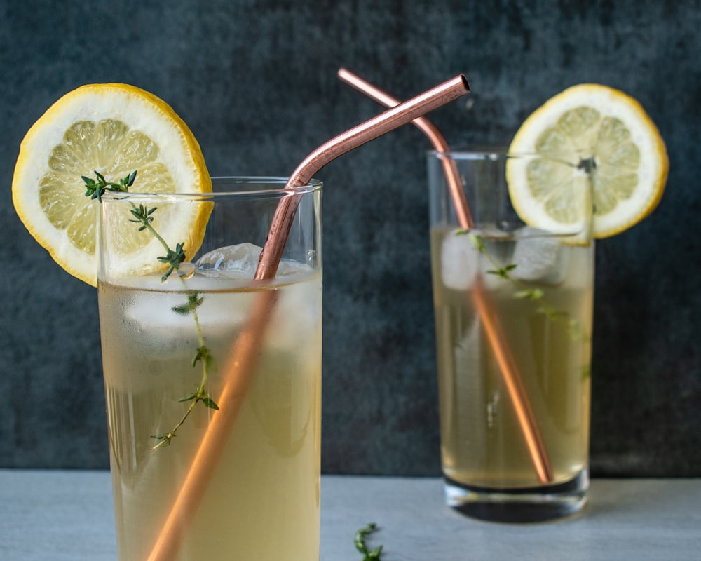 bicchiere trasparente con succo di limone