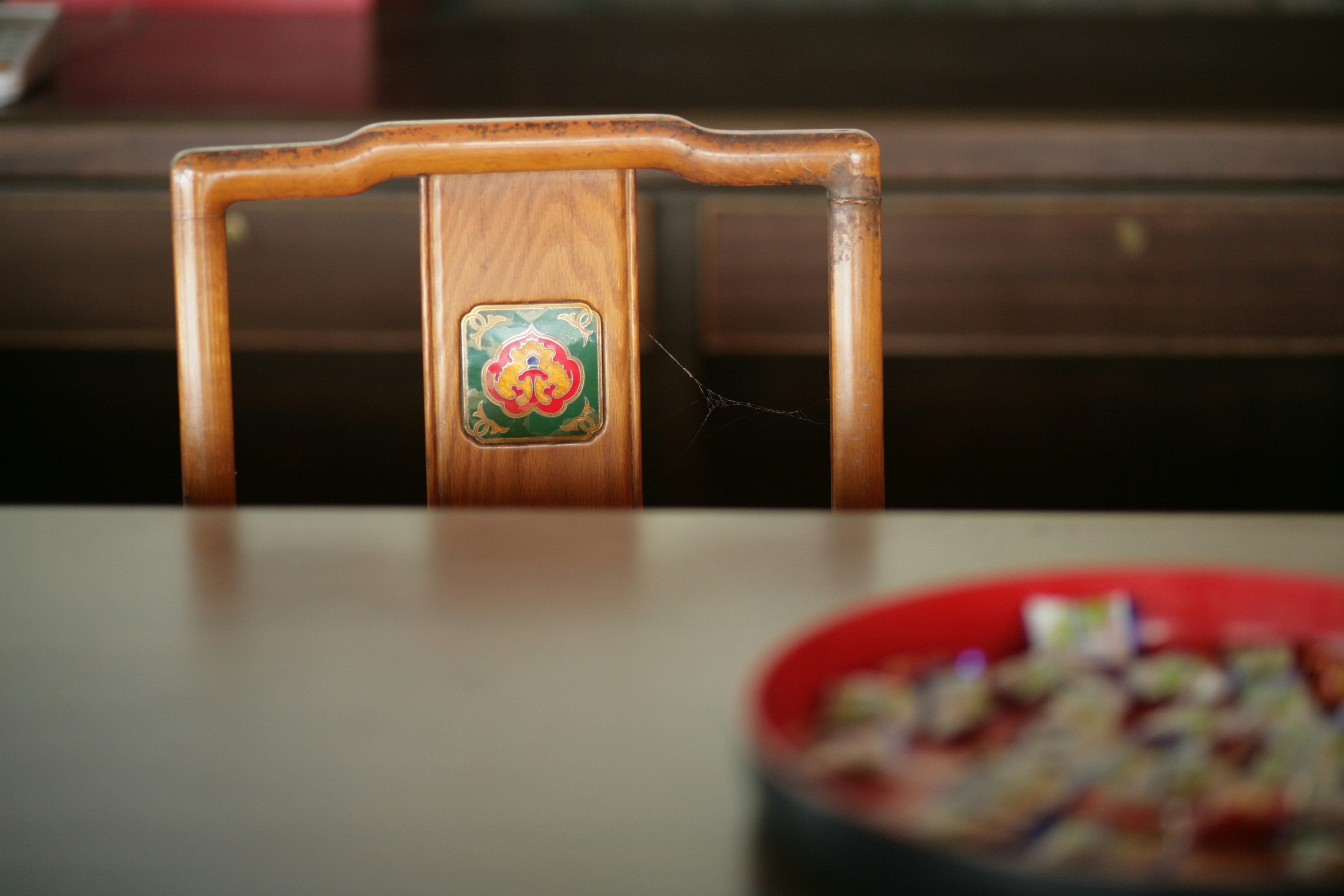 Mesa de casino iluminada con fichas y luces cálidas