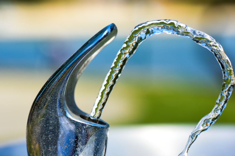 rubinetto argentato con gocce d'acqua