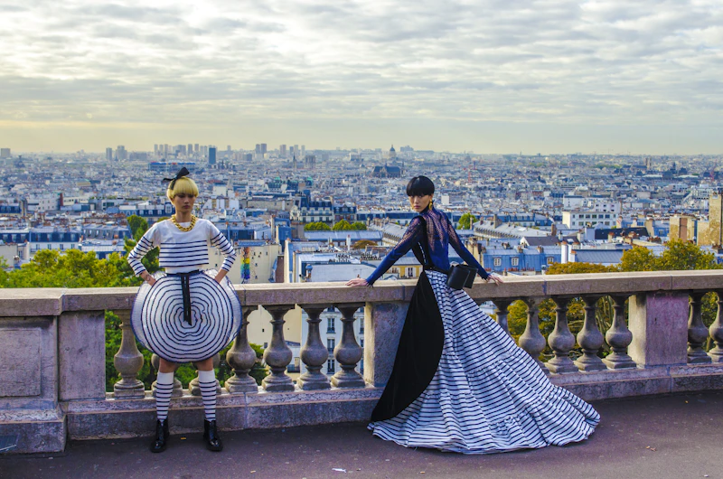 femme élégante en robe noire et blanche
