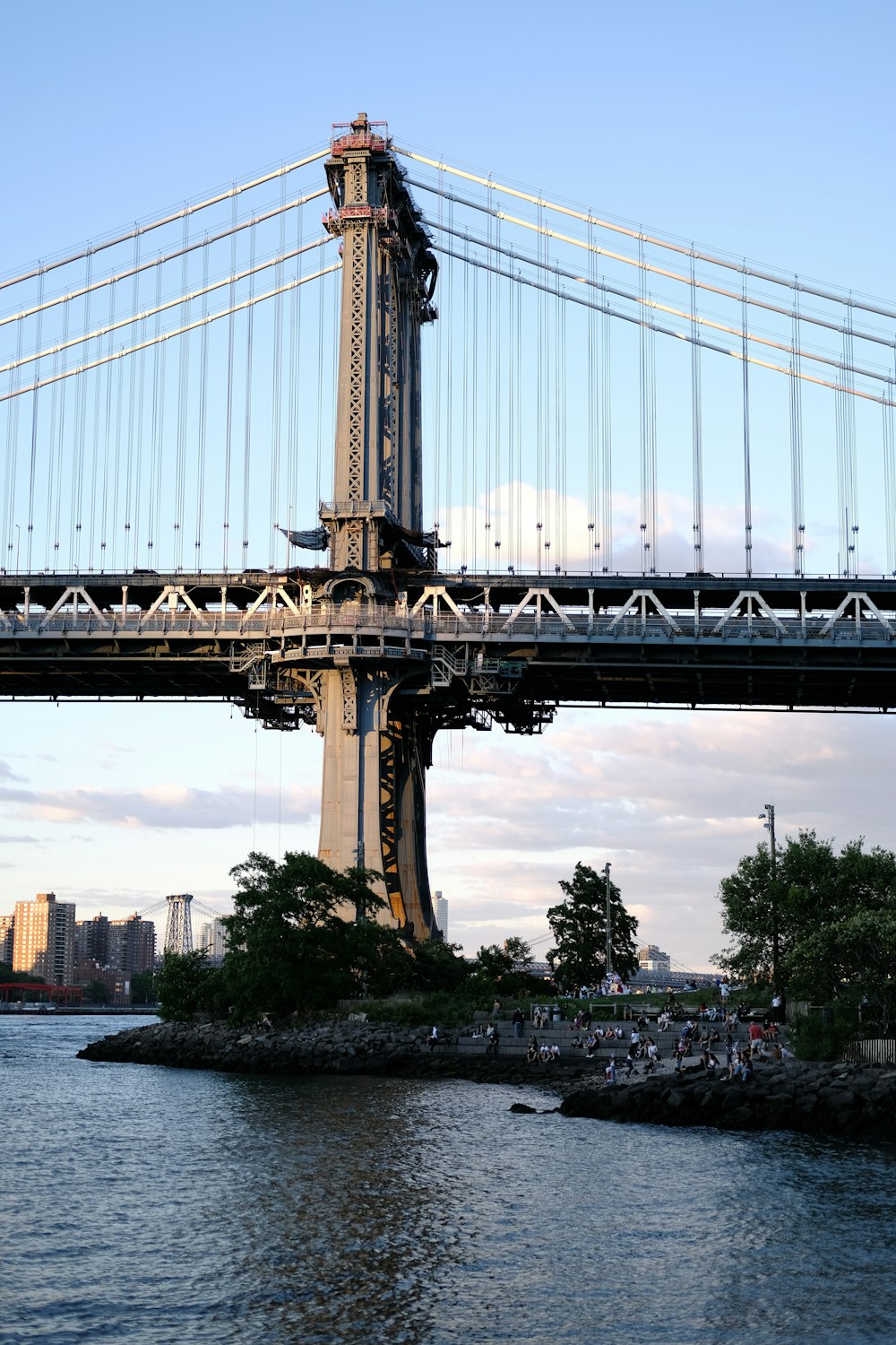 ponte sobre o rio durante o dia