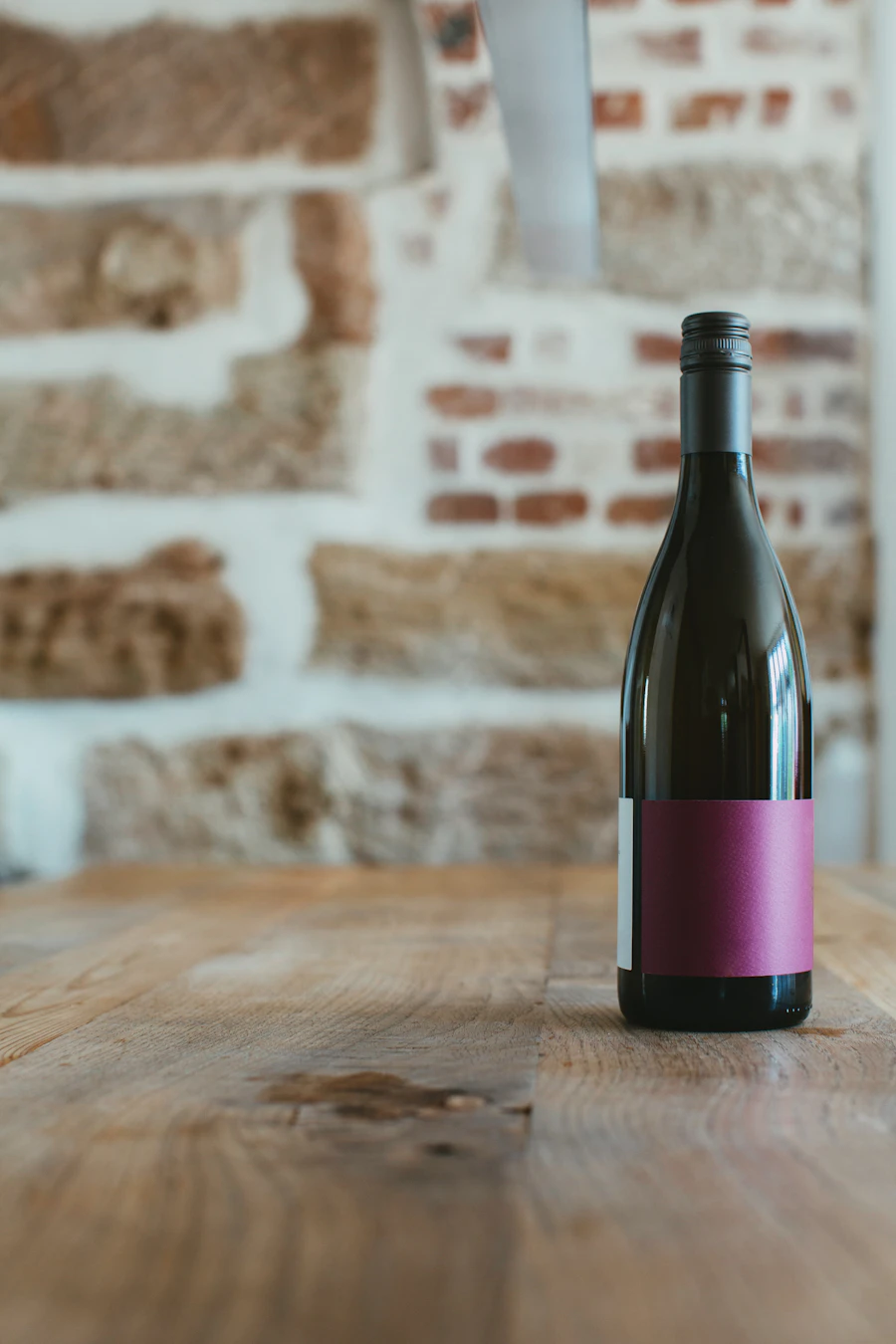 Naturwein-Flasche mit handgestaltetem Etikett auf Holztisch