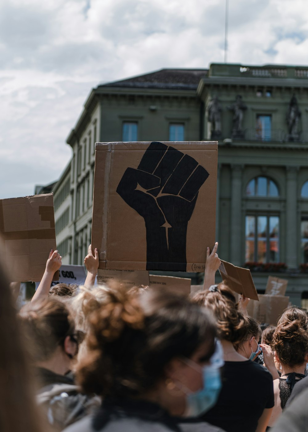 Menschen, die tagsüber ein braunes Papierflugzeug halten