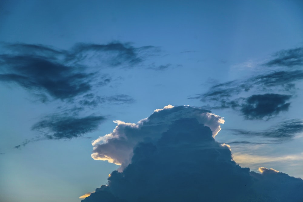 nuvole bianche e cielo azzurro