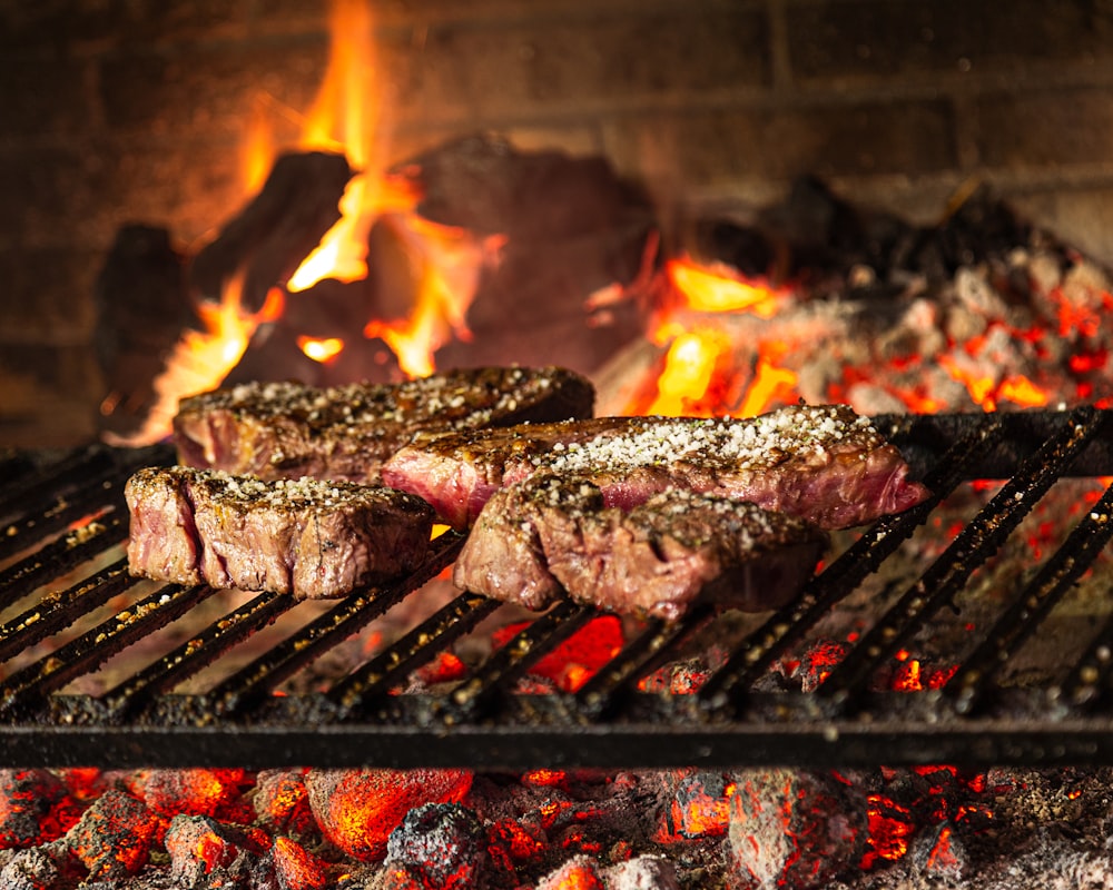 Viande grillée sur un gril au charbon de bois photo – Photo