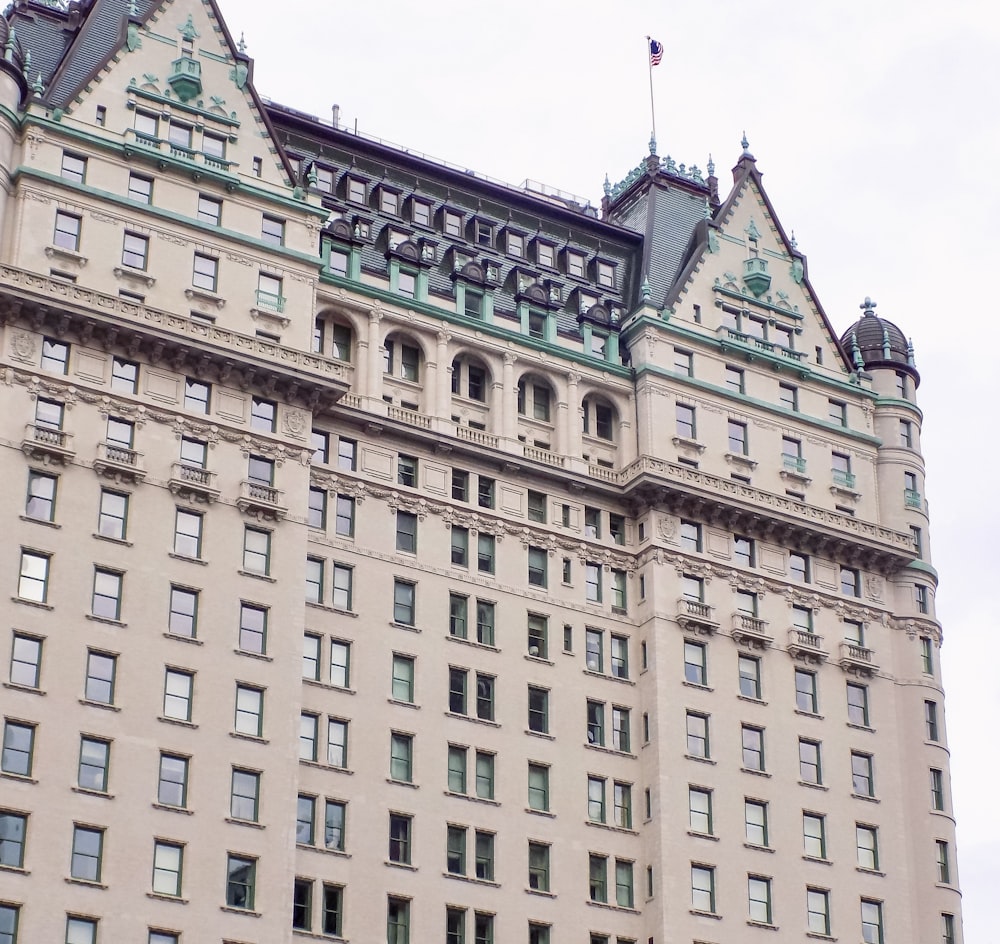 Edificio de hormigón marrón bajo el cielo blanco durante el día