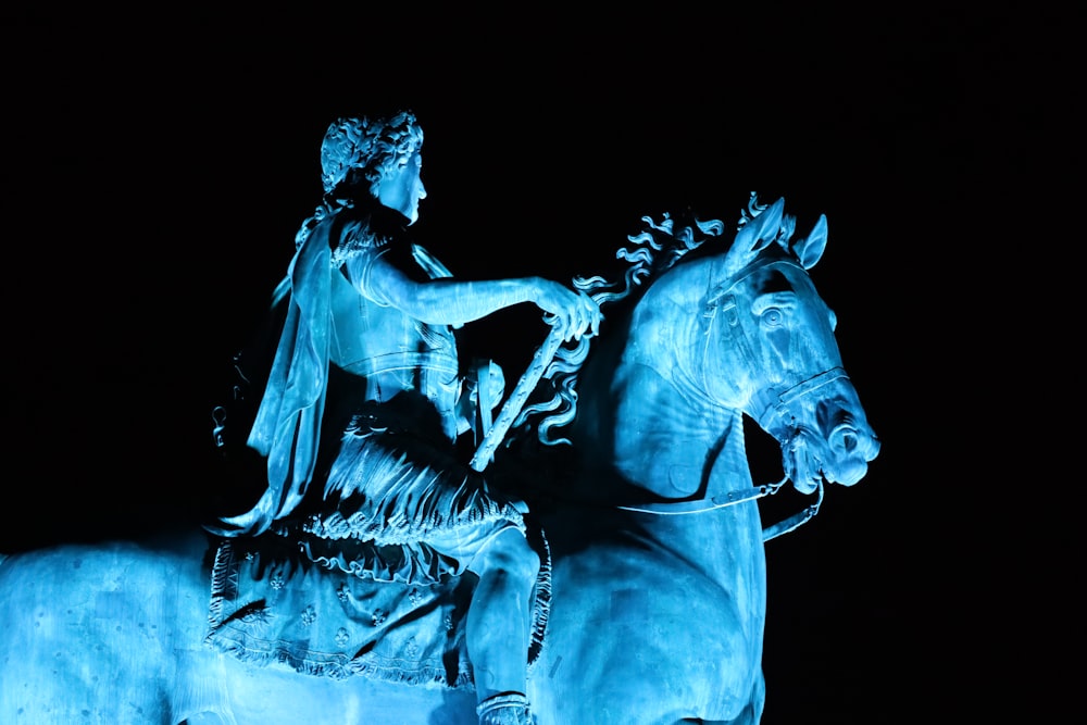 Frau im weißen Kleid reitet auf braunem Pferd