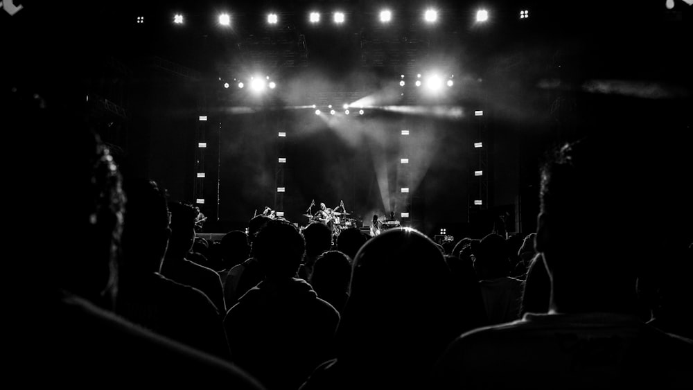 persone che guardano il concerto durante la notte