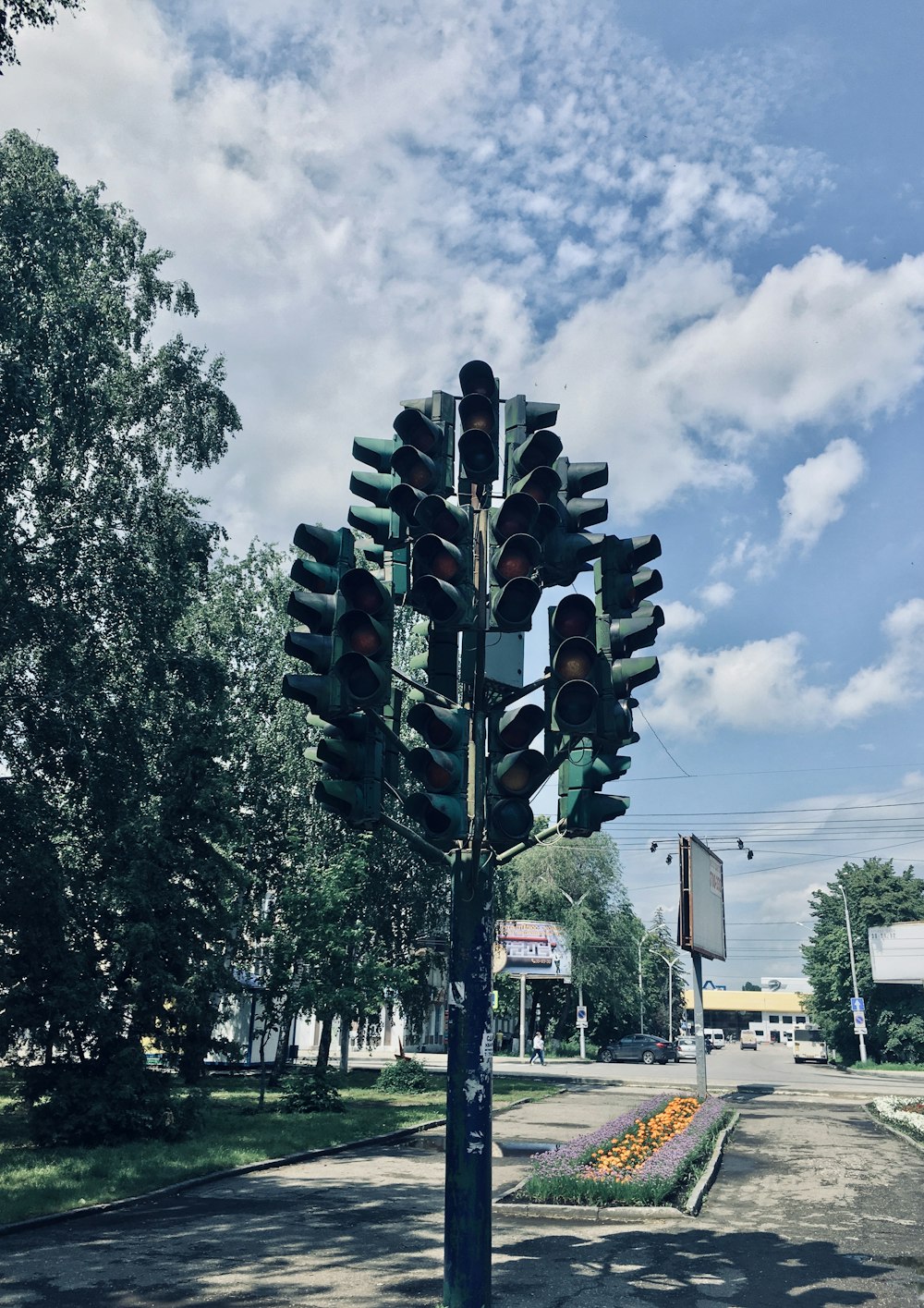 traffic light with green light during daytime