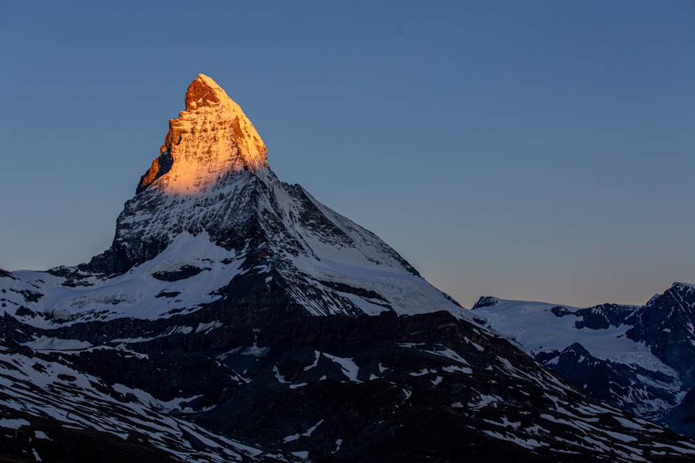 Schneebedeckter Berg unter blauem Himmel tagsüber