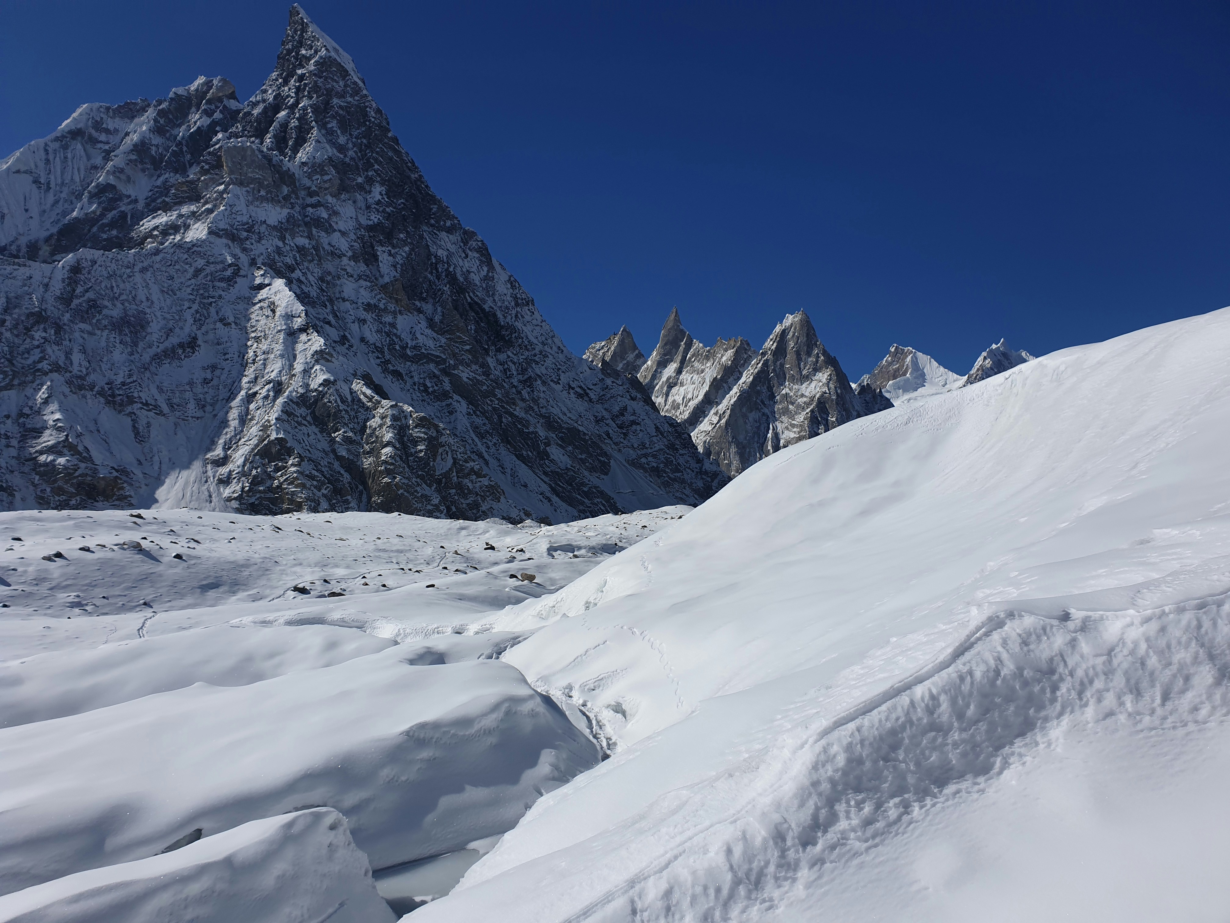 昼間の青空に覆われた雪山