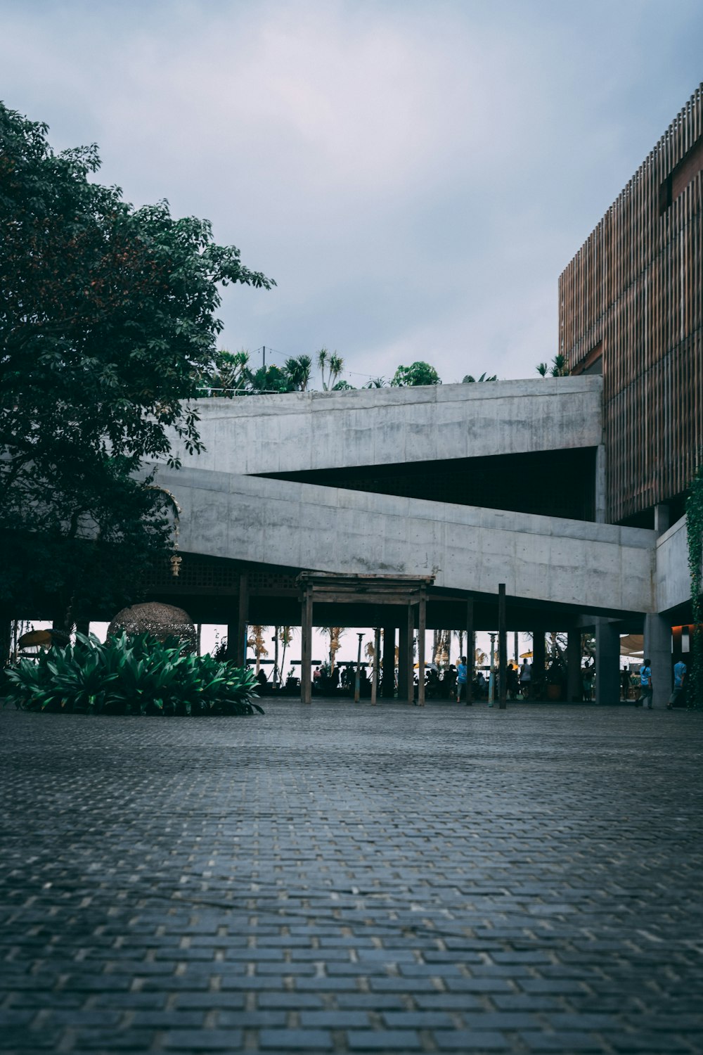 Bâtiment en béton blanc près d’un plan d’eau pendant la journée