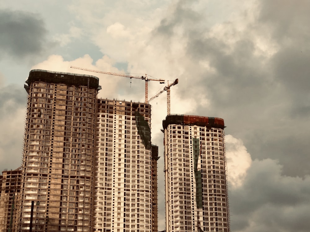 Edificio marrón de gran altura bajo nubes blancas durante el día