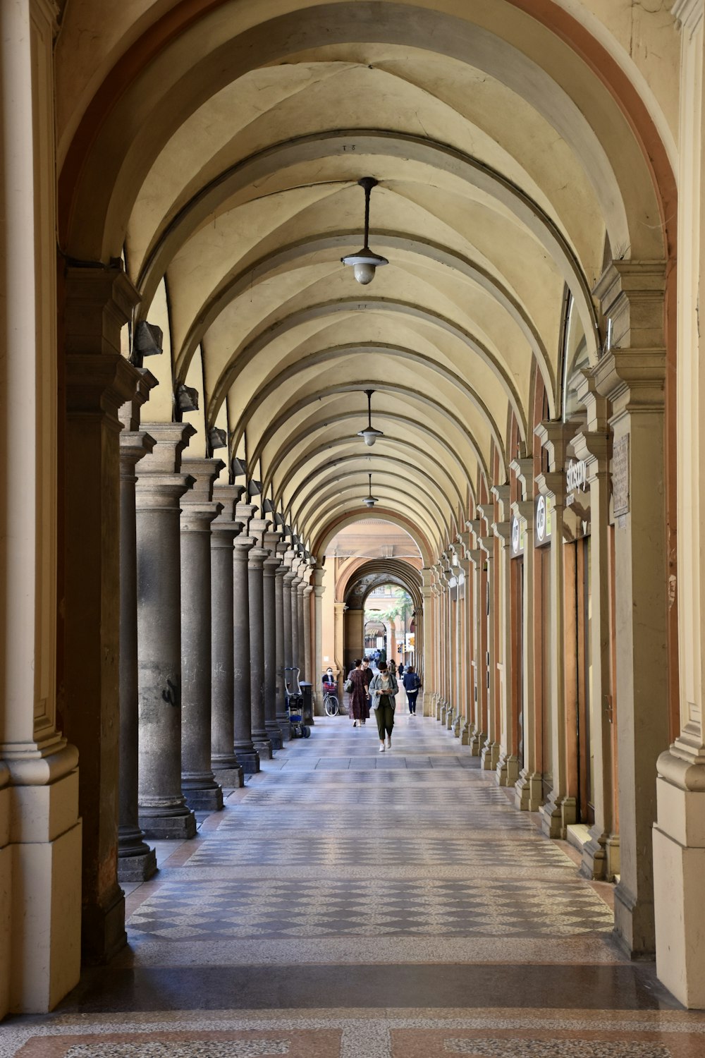 persone che camminano sul corridoio durante il giorno