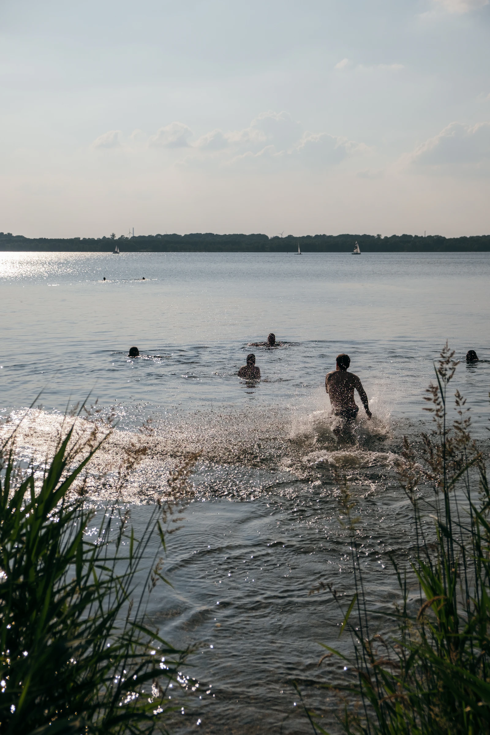Menschen genießen einen Sommertag an einem See als Symbol für rauchfreie Freizeit