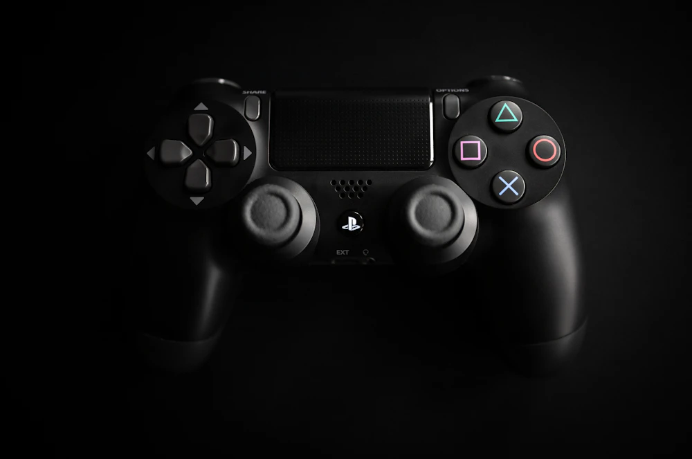 کودک در حال بازی با کنسول PS4