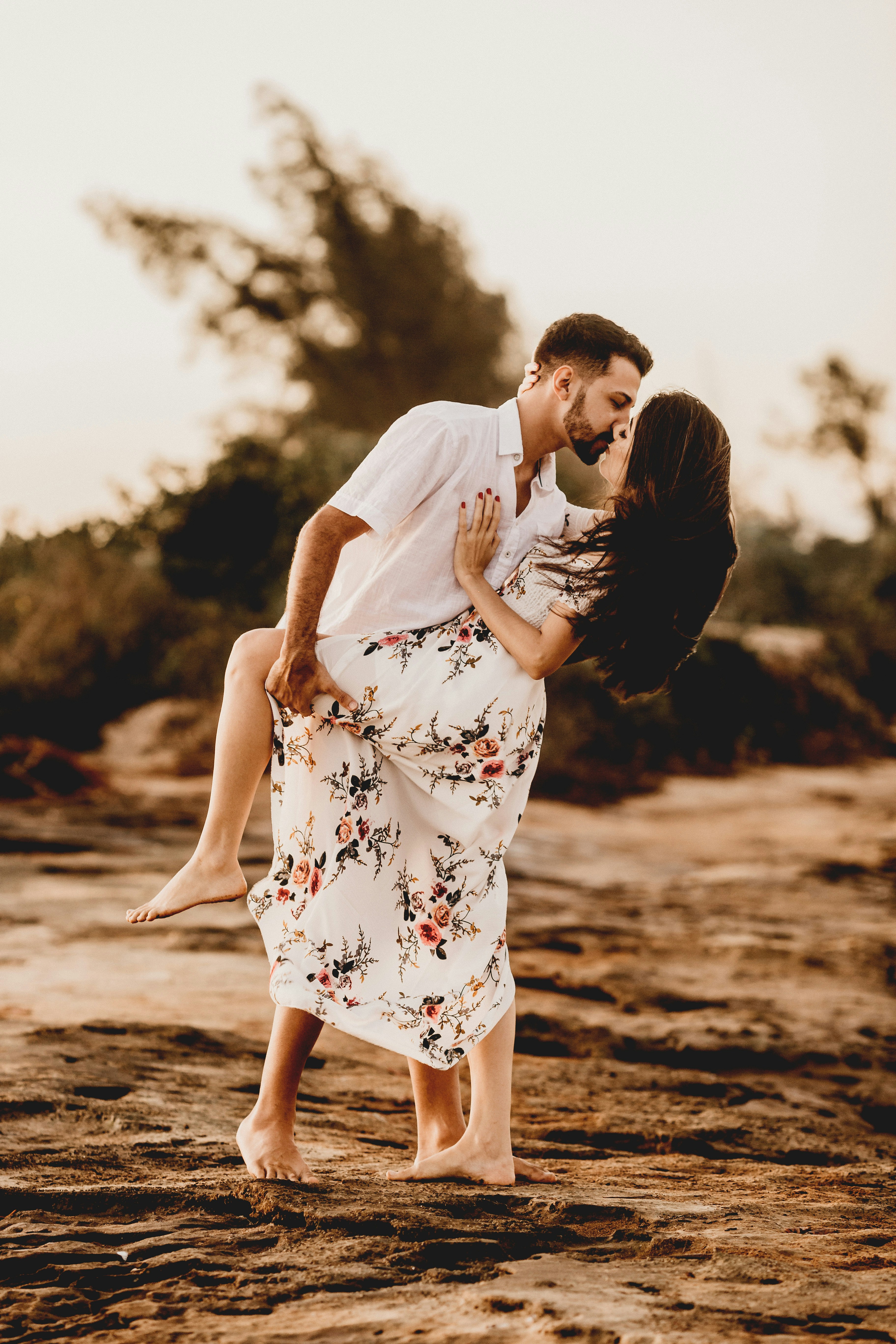 great photo recipe,how to photograph man and woman kissing on beach during daytime