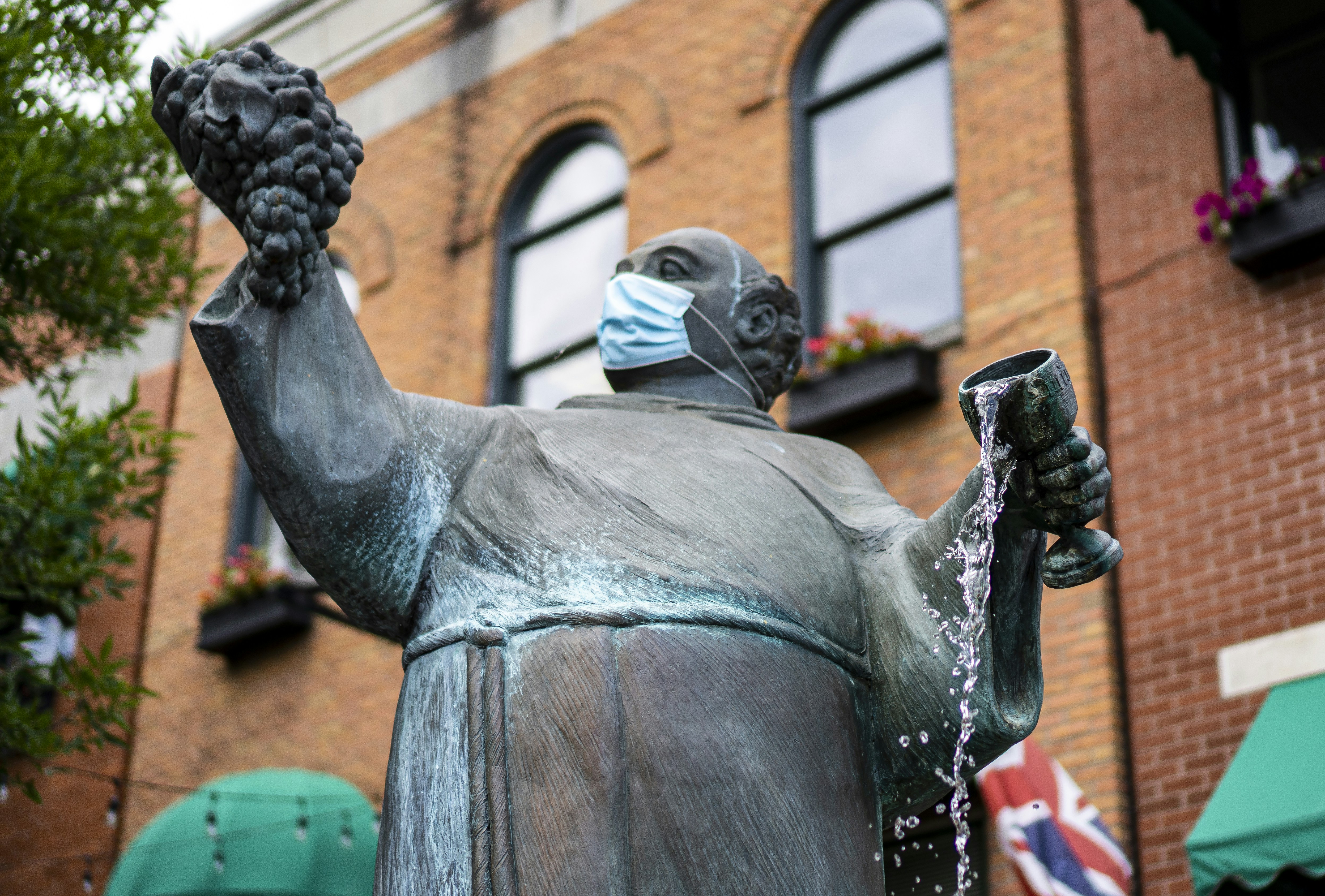 man in black suit statue, Taking photos at parks around the downtown Cincinnati, Ohio area.</p><p>Follow me on Insta @zvessels55