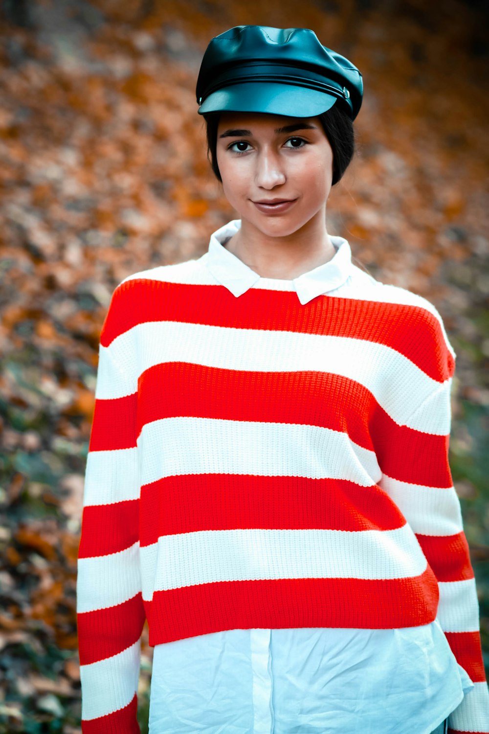 빨간색과 흰색 줄무늬 크루 넥 긴 소매 셔츠를 입은 여자