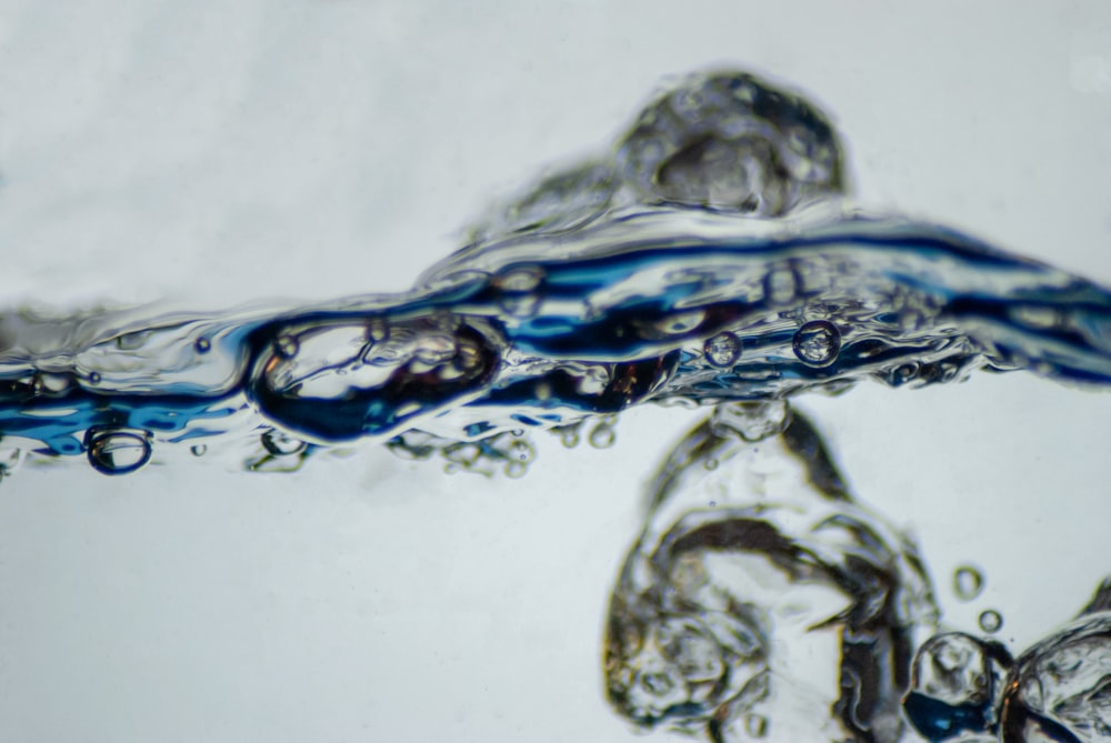 gotas de agua sobre una superficie blanca