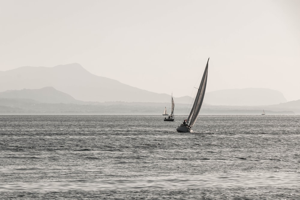 barca a vela in mare durante il giorno