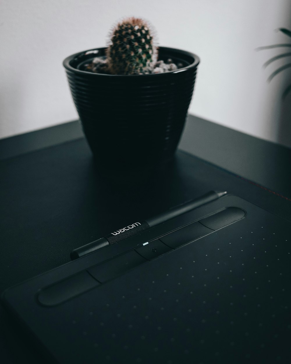 Schwarzer Stift auf schwarzem Tisch